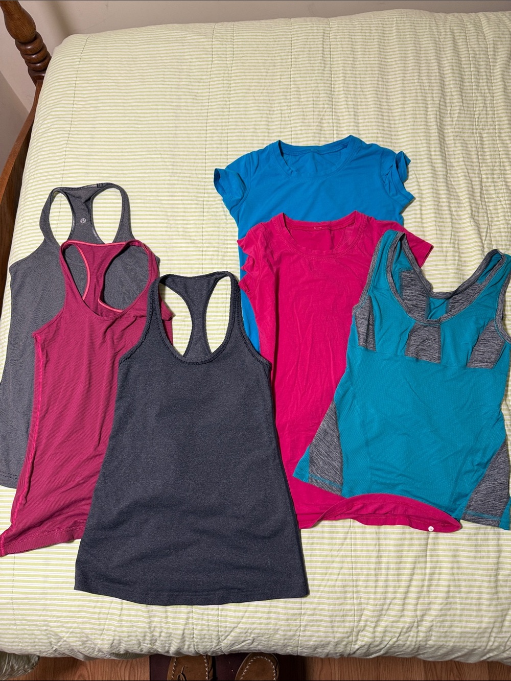 Lululemon women’s Active Tank and t shirt bundle